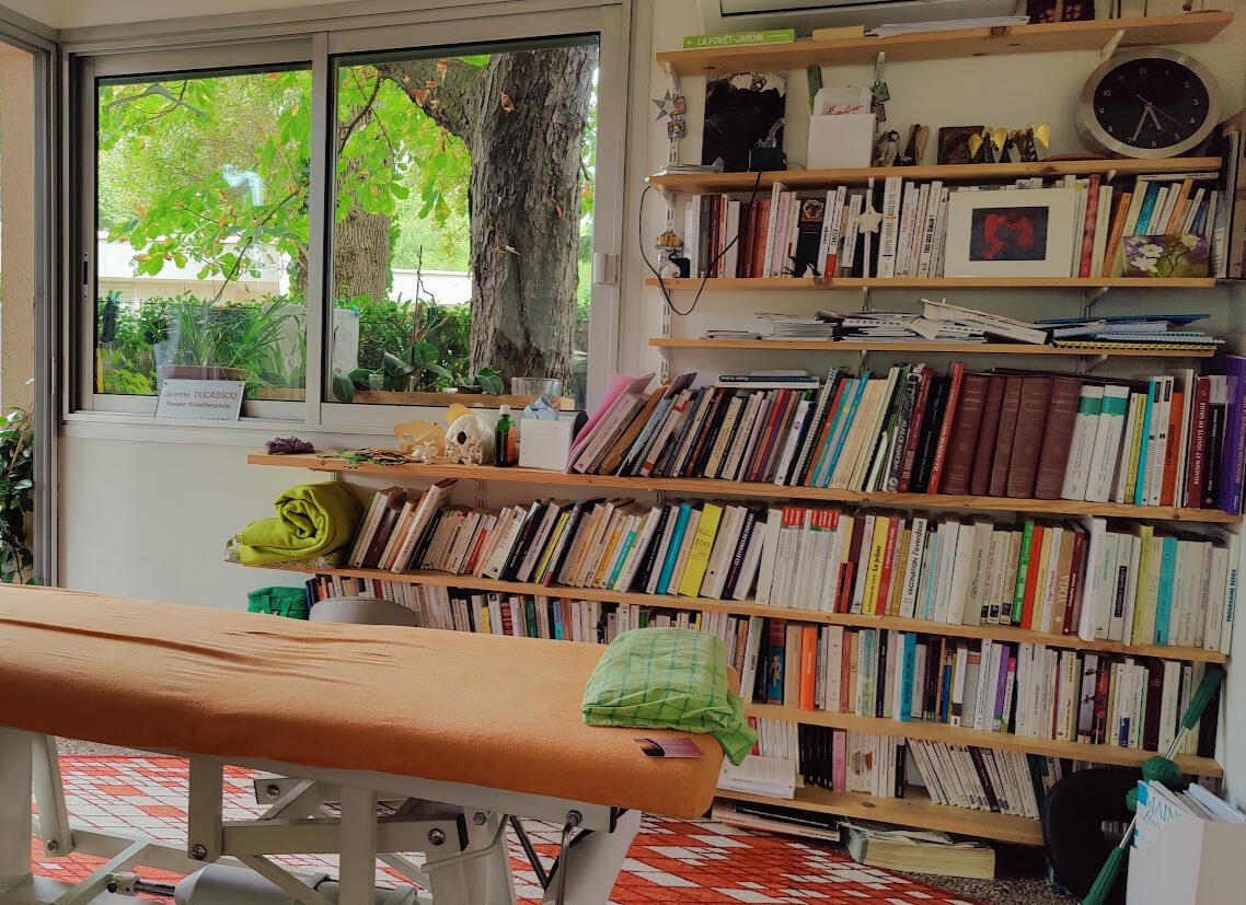 Un lieu dédié à l’écoute du corps et au mieux-être Table de massage et ambiance relaxante dans le cabinet de Jeanne Ducassou